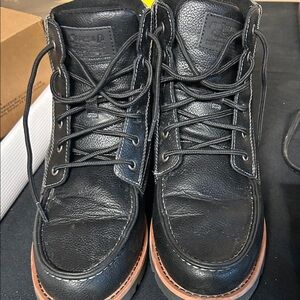 Levi's Dean Men's Black Leather Chukka Boots with Tan Contrast Sole